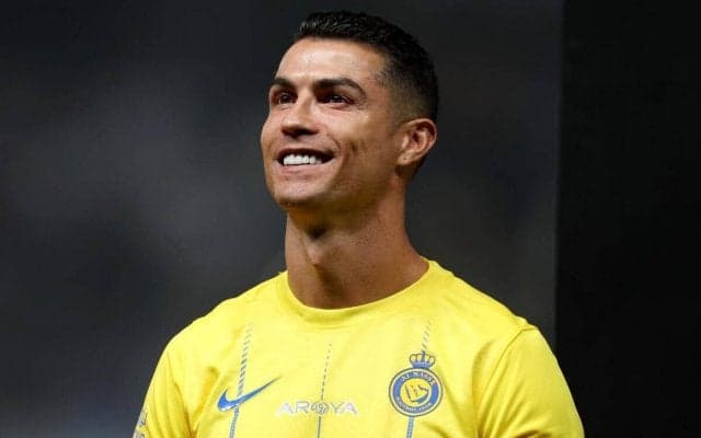 「拾ってあげるの優しい」C・ロナウドが女性主審にお届け物、試合中に見せた優しさが話題に「こういうの好き」「主審の笑顔もいいね」