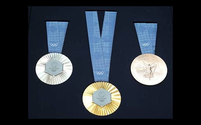 7月開幕パリ五輪のメダル公開