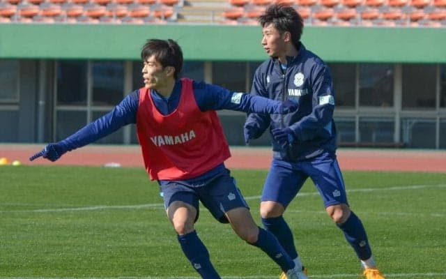 【J1復帰のジュビロ磐田で、横内昭展が新シーズンに描くもの(2)】「去年と違う」と言い切る、既存選手のギラギラ感……昨季と同じシステムも選手の組み合わせで多彩に