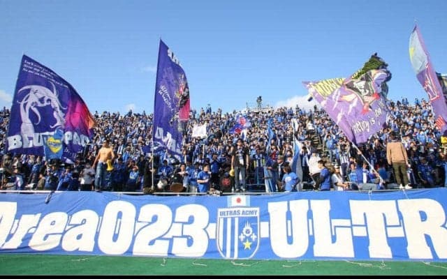 「この季節にありがたい！」「暖かそう」山形がホーム開幕戦で14,000名に『着るモンチョ』をプレゼント！新ユニフォームと同じデザインに