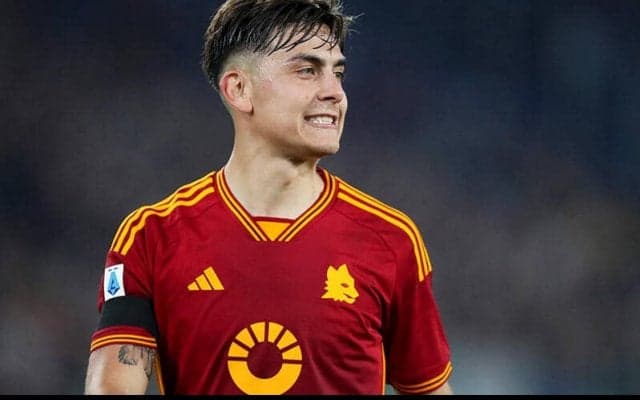 「なんて可愛いワンちゃん」「完璧な休日」絶好調のディバラは大きな秋田犬2匹と海辺でチャージ！