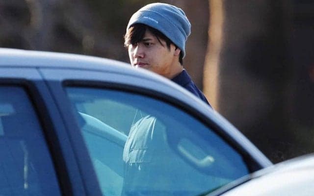 大谷翔平、米7年目のキャンプイン　白ポルシェ＆ニット帽で登場、報道陣70人集結