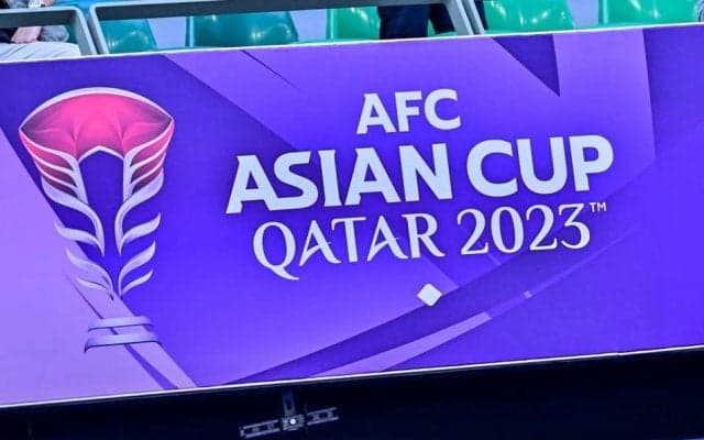 「天晴にござる！」「斬新やね～」アジア杯から帰国した日本人女優の真っ赤な甲冑リフティングが話題！「このフル装備でリフティング!!」「甲冑を着ても素晴らしいテクニック」の声