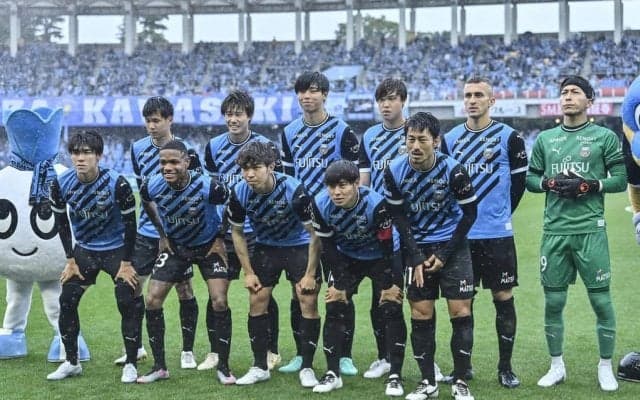 「マジでカッコよすぎ」川崎が誇る身長192cmのファッションメディアでの「ストリートスナップ写真」にファン歓喜！「今年は突然のヘアカット来ませんように」と危惧の声も