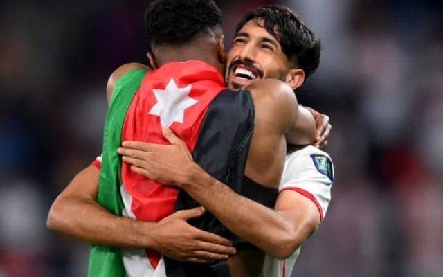 「あまりにも酷い」ゴールによじ登って国旗を掲げたヨルダン選手に苦言！ 勝者に韓国メディアが異論「理性を失っている」