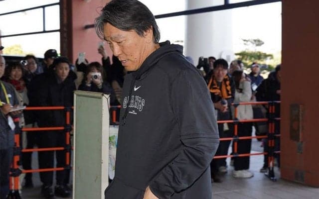 松井秀喜臨時コーチ、レッドカーペットで登場も「短いかな」　巨人キャンプ合流に歓声