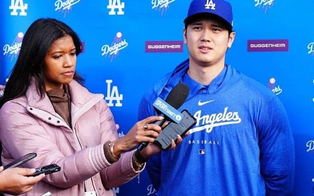 大谷翔平の後ろに手をまわし…　美人レポーターのさりげない気遣いが「素敵」