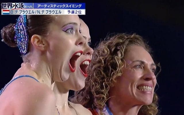 歓喜の顔は同時性満点！オランダ双子ペア、世界水泳ASで初メダル 解説も「素晴らしい！」と大絶賛