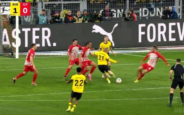 爆速の足の振り→弾丸ゴラッソが炸裂！ドルトムントFWが相手守備陣を無力化した驚愕フィニッシュワークの瞬間「えっぐ」「シュートの達人」
