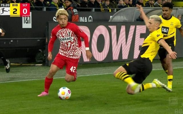 「堂安律だけ輝いてる」日本代表10番が“セルフ股抜き”からゴリゴリ縦突破した一部始終！フライブルク復帰戦で違い作り「キレキレ」「うまい」などファン興奮