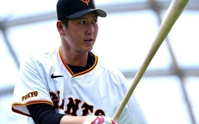松井秀喜氏、秋広に打撃指導　背番号「55」の後継者…アドバイス求め歩み寄る