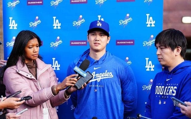 大谷翔平の登場でさっと…“第一声”で魅了した美人レポーターが「あまりにも素敵」