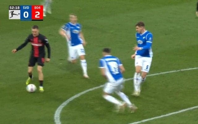 「変態フェイント！」「これは神すぎる」 全員騙されたシュートフェイント→完璧なスルーパスを炸裂した瞬間　解説者を思わず唸らせた…“市場価値150億の男”の圧巻テクニック