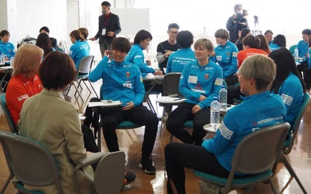 浦和のWE ACTIONはOB等招いての講義や討論、熱帯びる時間で選手自身がキャリアを考えるきっかけに