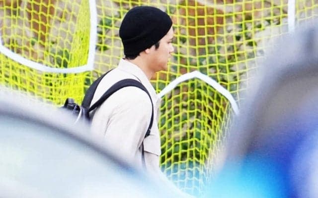 大谷翔平、キャンプ2日目は“モノクロコーデ”　白ジャケ＆黒ニット帽で球団施設入り