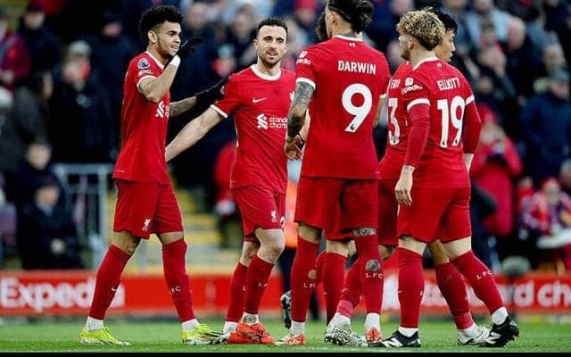 遠藤航先発復帰のリバプールが3トップのヘディング3発でバーンリーに勝利！　2戦ぶり白星で首位堅持【プレミアリーグ】