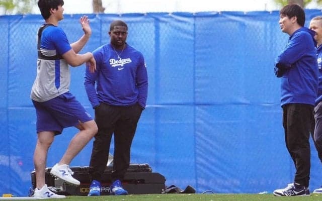 大谷翔平がデコピンの真似？　屈強肉体で披露した“じゃれあい”が「反則では」