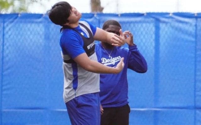 大谷翔平が“デコピントーク”？　猛トレ中に水原通訳らと談笑、右肘リハビリも順調