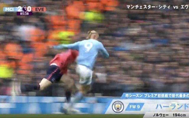 もはや交通事故レベル！「死ぬだろ…」「人が飛んだ」パワードリブルで196cm長身DFが吹き飛ばされた！ 怪物FWハーランドが超ド迫力ゴールを炸裂した瞬間