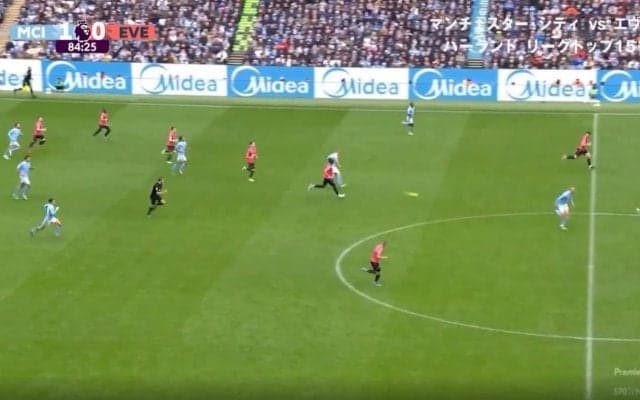 「変態パス！」「これは神すぎる」 高速ターン→完璧なラストパスを炸裂した瞬間　怪物FWの足元にピタリ！王者マンCの司令塔がパーフェクトアシスト