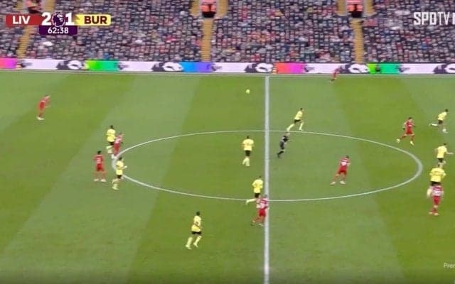 「変態パス！」「上手すぎる」リバプール遠藤航が30メートル超え“超絶ロングフィード”を炸裂した瞬間　美しすぎる高精度パスに海外サポーターが拍手喝采