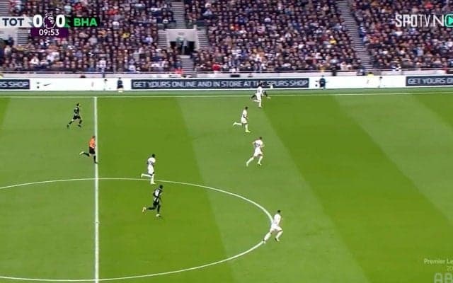 「マジでレベチ」三笘薫、爆走中に背後からの浮き球をビタ止め！圧巻のボールタッチからの超高速ドリブルにスタジアム大歓声