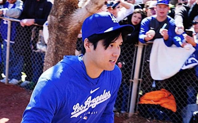 大谷翔平の“神対応”に集う大量のファン　異例の熱狂に地元記者も驚愕「完全にアイドル」