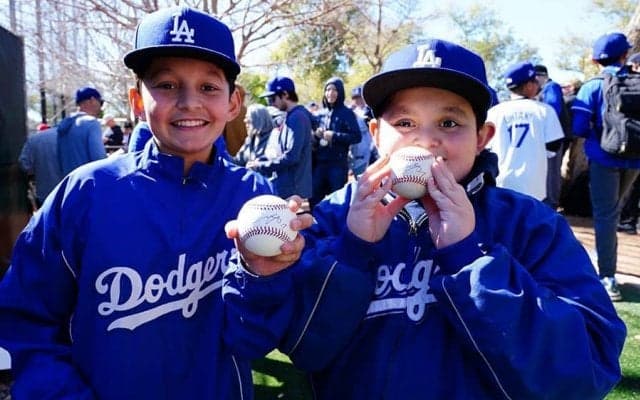 大谷翔平が“神対応”　ファン殺到で一時騒然も…お宝ゲットの兄弟は大興奮「最高です」