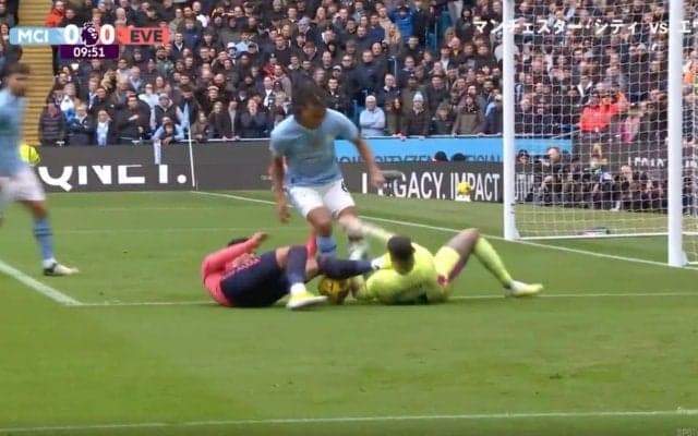 アーセナル冨安も顔面を蹴られていた！史上最悪の愚行… 顔面に強烈キックが炸裂した瞬間　マンC守護神をノックアウトした“顔面キック常習犯”の危険プレー