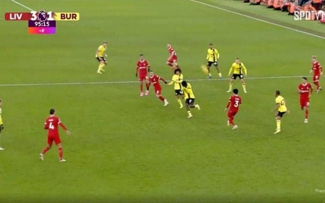 「めっちゃ上手い」「神だな」 リバプール遠藤航が美しすぎる“超絶ロングパス”を炸裂した瞬間　自陣から最前線のFWにピタリ！スーパープレーにスタジアム騒然