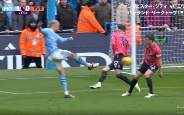 「死ぬだろ…」「弾速ヤバすぎる」爆速スピードでGKの手を弾き飛ばす“火の玉弾丸シュート”が炸裂した瞬間　怪物FWハーランドの強烈すぎるダイレクトボレー