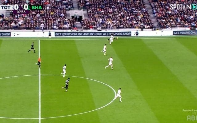 「マジシャンだ」三笘薫の“神トラップ”に海外ファンが大興奮！ダッシュ中にロングボールをビタ止め「プレミアで１番」「なんてタッチだ」「信じられない」