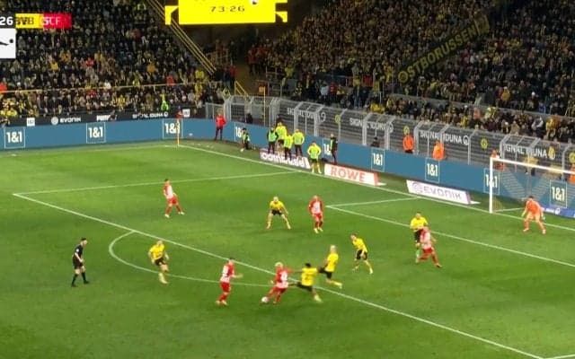 堂安律がキレッキレの局面打開！フライブルク復帰試合で代名詞のカットイン左足シュートでゴールを脅かした瞬間「ナイシュー」「良いね」