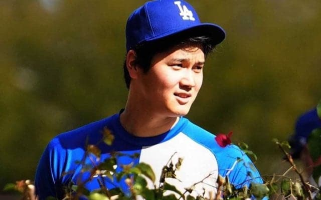 まさかの“三刀流”…大谷翔平が「監督の佇まい」　貫禄にファン大興奮「貴重な光景」