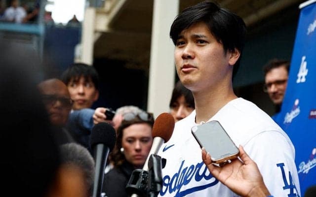 【MLB】「プリーーーズ！」大谷翔平＆山本由伸にサイン求めるファン殺到　日本語ボードでアピールの兄弟はダブルゲット