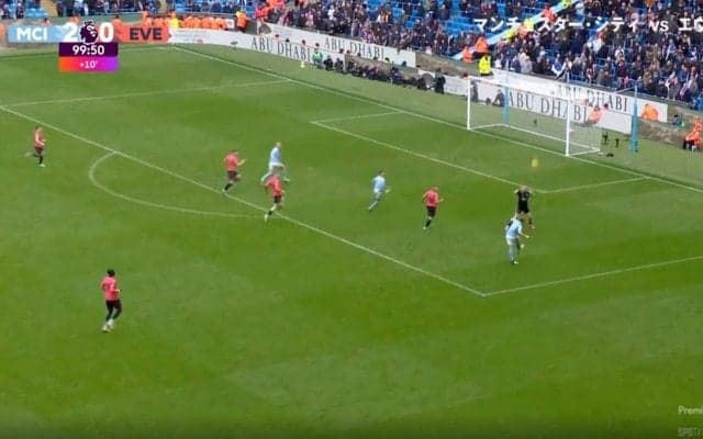 スタジアムの時が止まった…「これはエグい」「絶妙すぎる」 美しい弾道を描くループシュートが炸裂した瞬間　復活した“マンCの魔術師”が狙い澄ました浮き球シュート