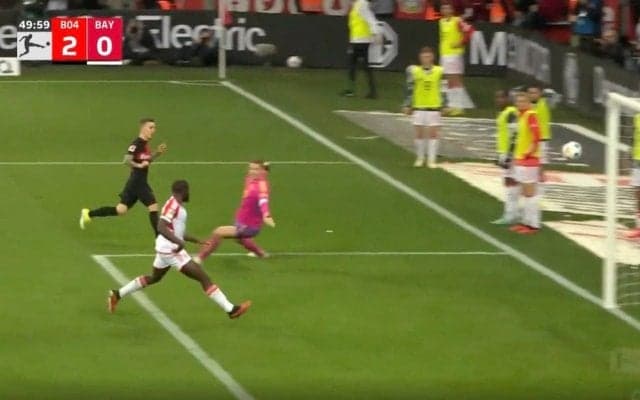 W杯の浅野拓磨のスーパーゴールを完全再現！「速い…」「エグすぎる」 王者・バイエルンを絶望に叩き落とした一撃　世界最高GKのニア上をぶち破った超絶ゴラッソ