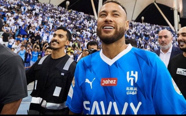 ネイマールが約4カ月ぶりにサウジに戻るも、注目はそのど派手な私服に集中「その服は何」「彼のパーカーは…」