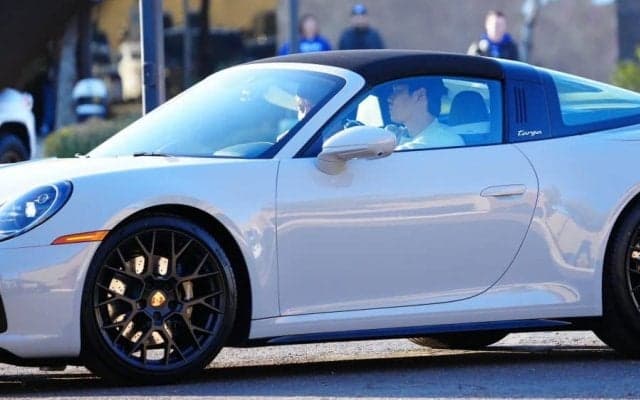 大谷翔平、ポルシェのスポーツカーで球場入り　3日連続運転…白ニットのモノクロコーデ