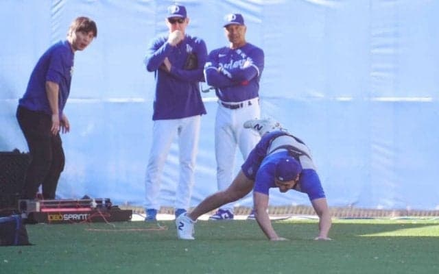 大谷翔平ヒヤリ…機器アクシデントで激しく転倒「あぁ！」　大事に至らず爆笑対応