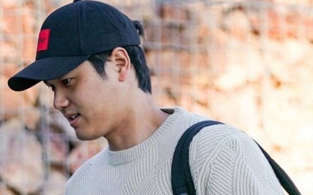 激レア白ニットが「素敵」　ボンネット開けて…大谷翔平×ポルシェが「絵になる」