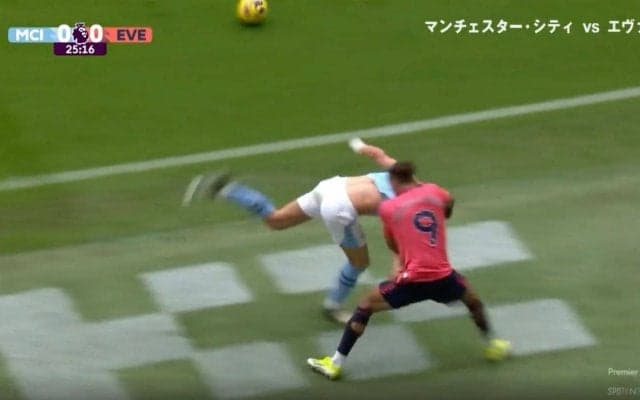 批判殺到！「死ぬだろ…」「退場させろ」ファウルにブチギレてヘッドロック→首をつかんで場外に投げ飛ばした瞬間　イングランド代表FWの凶悪プレーに大ブーイングの嵐