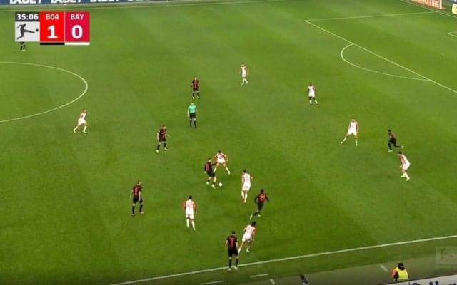 「変態的ボールコントロール！」「一体、どこ見てる？」 “市場価値150億の男”がもはや意味不明すぎる驚愕プレー　王者・バイエルンを翻弄したテクニックに解説者もドン引き