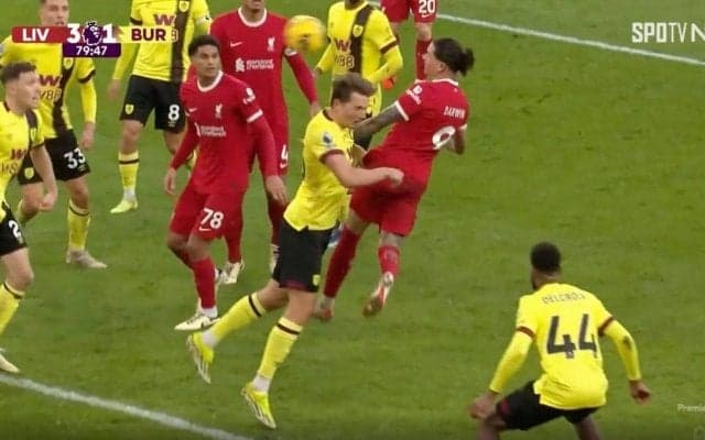 「変態ヘディング！」「普通のシュート決めろよ」リバプールの天才FWが超スーパーゴールを炸裂した瞬間　体を後ろに逸らしながら高難度“エビ反りヘッド”弾