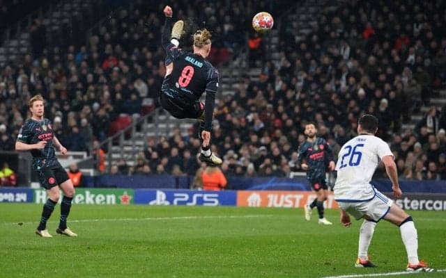 怪物ハーランドの驚異の身体能力 高すぎるジャンピングボレーに驚愕「人間じゃない」「空を飛んだ」「信じられない」