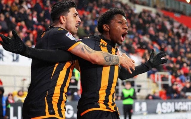 「天才的」「プスカシュ賞だ」英2部でファンも騒然とするラボーナでのスーパーゴール誕生！ しかし、まさかのオウンゴールと判定…