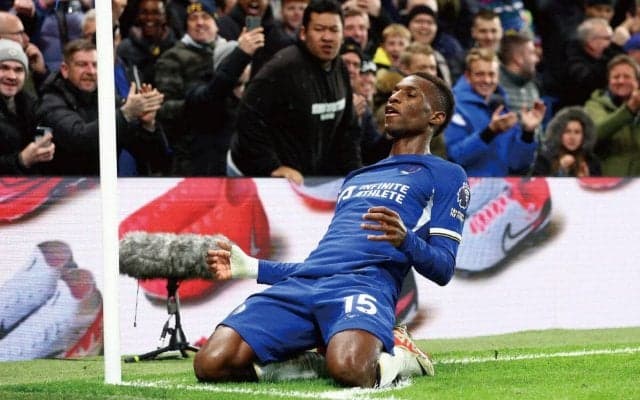 得点より警告が多い…ニコラス・ジャクソンがピッチ侵入で今季9枚目のイエローカード