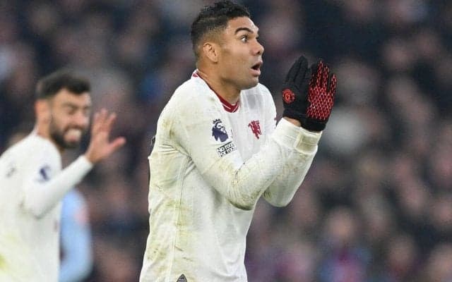 イエローカードにパニック、カゼミロがノーファウルをアピールしながら右往左往「表情が面白すぎる」「ガチで当たってない時の顔だ」