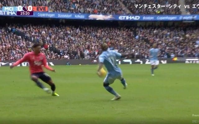 三笘薫ドリブルが魔改造！？「変態テクニック」「どうなってんだ？」 トラップで“反発ステップ”→相手DFを秒殺した瞬間　プレミアリーグの”ドリブル王”が超絶プレー