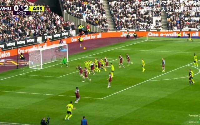 「キーパーはお手上げ」アーセナル190億円MFの圧巻“ピンポイント・カーブクロス”に元日本代表GKも脱帽！完璧アシストにファンも「美しすぎる」「えぐい」